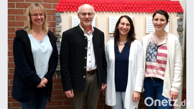 Franz Plattner, der Verkaufsleiter von Innstolz Frischdienst, bei der Spendenübergabe im Heilpädagogischen Zentrum mit (von links): Michaela Winklmeier, Verwaltungsleitung, Irmgard Schaller-Fromm, Hauswirtschaftsleitung, und Theresa Ehbauer, Pressereferentin. Bild:  Silvia Englisch