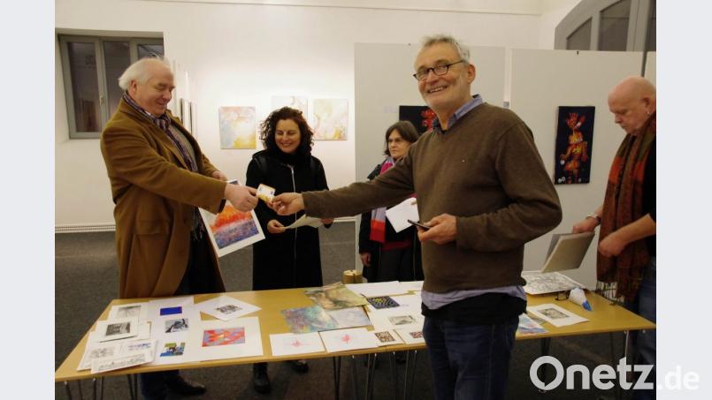 Nur ein Kunstliebhaber (links) war erschienen und hat ein Kunstwerk zum "aufgerufenen" Preis erstanden. Bild: müb