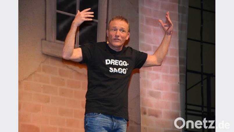 Einen bestens aufgelegten Michl Müller erleben die Zuschauer in der Mitterteicher Mehrzweckhalle. Scharfsinnig nimmt der Comedian Aktuelles aus Politik und Gesellschaft aufs Korn. Er kommt sympathisch, gewohnt lebensnah und authentisch rüber. Seine Fans sind begeistert. Bild: jr