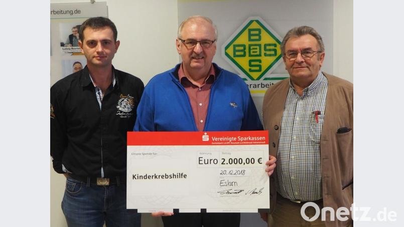 Die Firmeninhaber Fabian und Ludwig Bauriedl übergeben Herbert Putzer von der Krebshilfe eine Scheck über 2000 Euro. Bild: gz