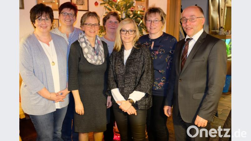 Auch „neue Kräfte für Speinshart“ heißt Bürgermeister Albert Nickl (rechts) in der Jahresschlussfeier willkommen: Ingrid Lehmann und Ursula Schön (Beschäftigte im Schulbereich, von links), Grundschulrektorin Gabi Bodner, Agnes Seitz (Grünanlagenpflege), Melanie Reis (Schulbereich) und Christine Walter (Grünanlagepflege). Bild: do