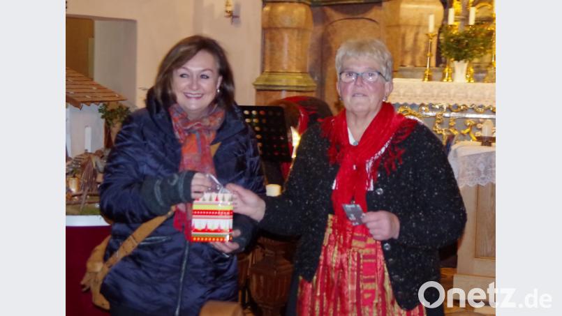 421 Euro an Spenden überreicht Initiatorin Edeltraud Frank (rechts) an die Vorsitzende der Mitterteicher Tafel Nicole Fürst. Bild: ang