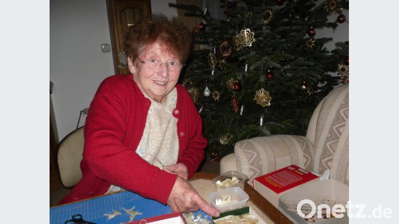 An den Fingerfertigkeiten mangelt es Therese Scharf nicht. Sie bastelt filigrane Strohsterne in den unterschiedlichsten Variationen. Bild: Edith Uschold