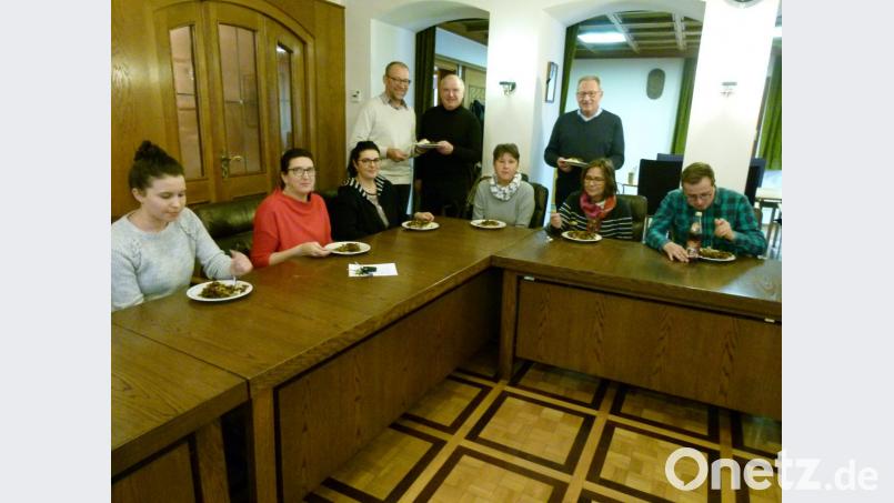 Das Bürgermeistertrio servierte im Sitzungssaal ein sehr würziges Weihnachtsgericht. Bild: rn