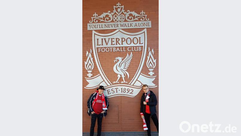 Marco Klünter (rechts) und sein Vater Arno vor der Anfield Road in Liverpool. Bild: exb