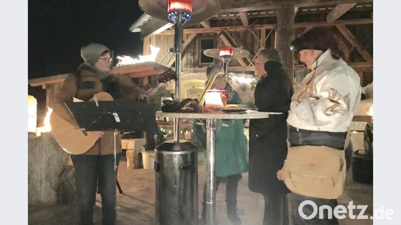Mit der Gitarre und adventlichen Weisen trug Theresa Uhl zur Stimmung bei. Toni Dutz (Zweiter von links) ergänzte die nächtliche Stunde mit Wortbeiträgen. Bild: Evi Dutz/exb