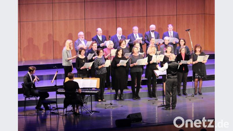 Der legendäre Erasmus-Chor unter der Leitung von Peter Seidl in Begleitung von Christine Uhle am Klavier und Sebastian Schürfeld an der Querflöte singt &quot;Venite adoriamo&quot;. Bild: Dagmar Williamson