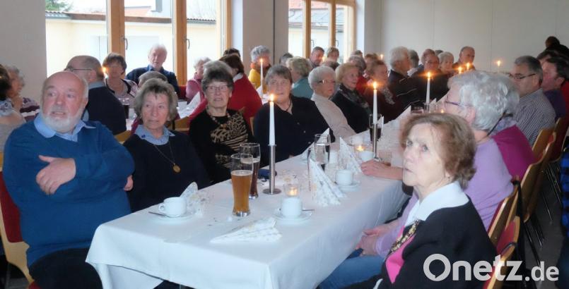 Die vorweihnachtliche Feier des Seniorenkreises Stulln mit einem besinnlichen und geselligen Teil war gut besucht. Bild: ohr