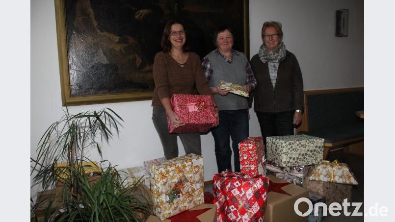 Viele fleißige Hände waren bei der Weihnachtspäckchen-Aktion der Georgsfrauen unter der Regie von Marianne Bumeißl und Beate Huber (von rechts) nötig, damit 35 Päckchen und Gutscheine im Wert von 1365 Euro an die Bedürftigen aus der Pfarrei verteilt werden konnten. Barbara Ritz vom Kirchkaffee-Team (links) half ebenfalls mit. Bild: ads