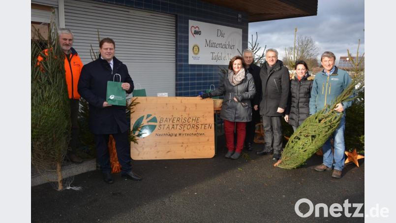 Eine vorweihnachtliche Bescherung gibt es für die Tafelbezieher in der Mitterteicher Tafel. Der Forstbetrieb Waldsassen verteilt kostenlos 55 frisch geschlagene Christbäume. Mit dabei sind (von links) Forstwirtschaftsmeister Siegfried Schwarzbauer, zweiter Bürgermeister Stefan Grillmeier, Nicole Fürst, Karl Haberkorn, Bürgermeister Roland Grillmeier sowie Doris und Gerhard Schneider. Bild: jr