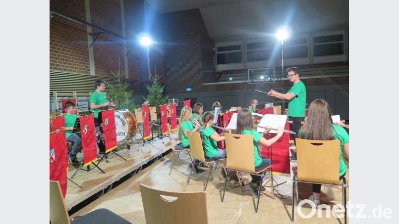 Dirigent Andreas Sächerl arrangiert für die acht „Newcomer“ zwei Weihnachtslieder. Bild: jzk