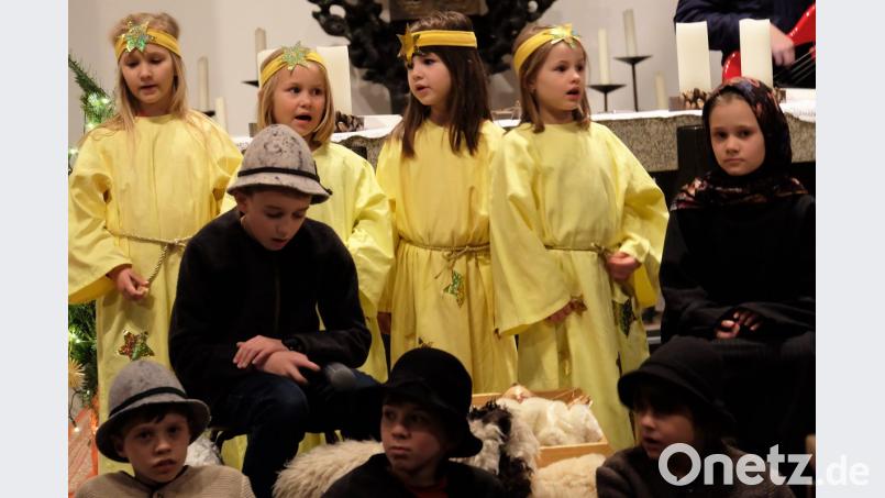 Josef und Maria mit den Sternen und Hirten. Bild: wlr