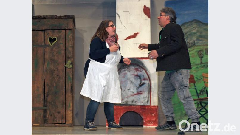 Hier ist Schwester Rabiata im Clinch mit Bürgermeister Egon Dünkel. Bild: sön