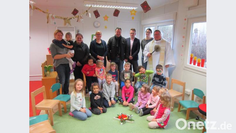 Pfarrer Sven Grillmeier, Kämmerin Michaela Hösl, Bauamtsleiter Thomas Schneider, Geschäftsleiter Thorsten Leusenrink und Kindergartenleiterin Sabine Pöllath (von rechts) freuen sich, dass sich die Kleinen im Container wohlfühlen. Bild: hai