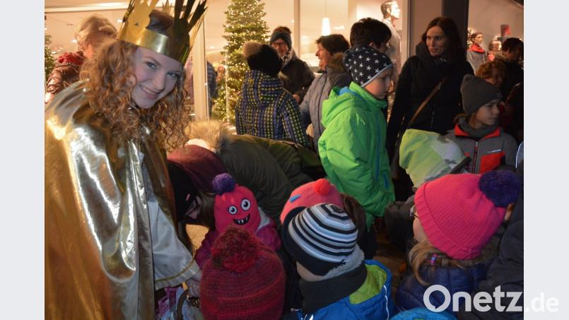Das Christkind beschert die kleinen Besucher. Bild: jr