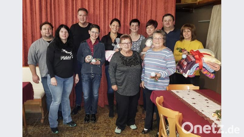 Bei der Adventsfeier der SPD-Frauen gab es Spenden für Organisationen, die sich um das Wohl von Kindern kümmern. Bild: exb