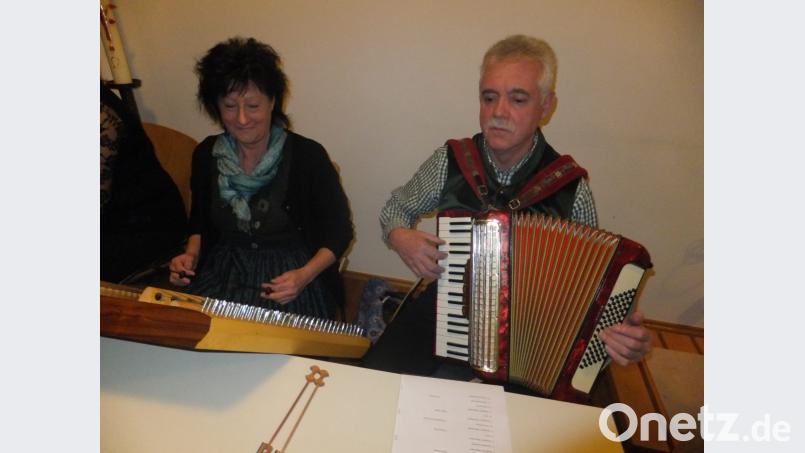 Das Duo Ulla und Franz spielte ruhige Adventsmusik. Bild: ibj