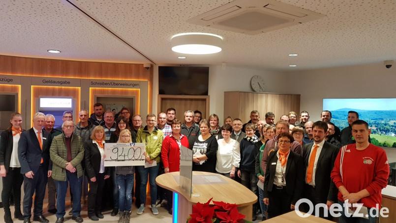 Direktor Robert Stahl (vorne links) und Geschäftsleiterin Karin Lindner (vorne Dritte von rechts) übergeben im Beisein von Bürgermeister Hermann Ach und Pfarrer Josef Most Spenden an 28 Vereine und Institutionen. Bild: gi