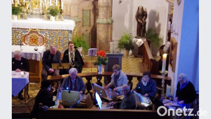 D´Saitnmusik Vierstädtedreieck ist eine der teilnehmenden Gruppen an der Veranstaltung des Oberpfälzer Volksliedkreises in der Premenreuther Pfarrkirche. Bild: ang
