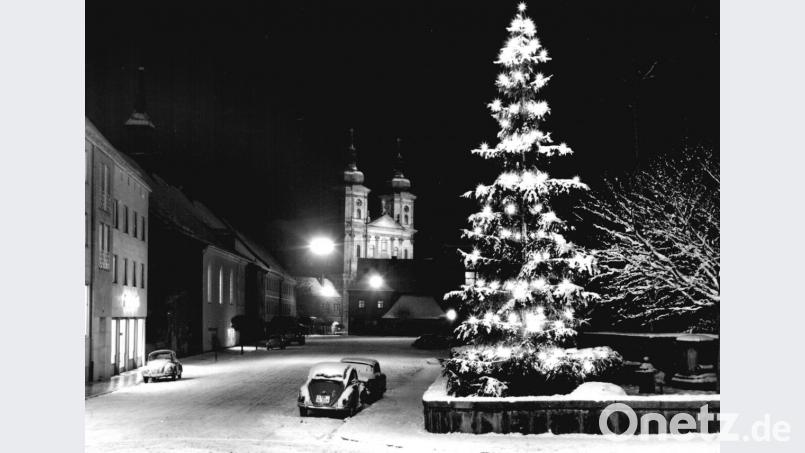 Der öffentliche Christbaum auf seinem ersten Standort in der Anlage gegenüber der Sparkasse vor der ehemaligen „Glück-Villa“. Bild: Sammlung Treml/exb