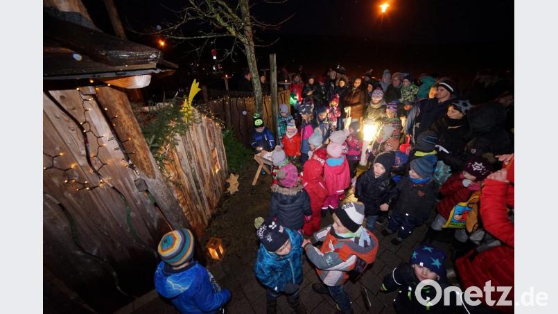 Vor dem Kindergarten hatten die Kinder eine Krippe mit Christkind und den Stall nachgebaut. Bild: nib