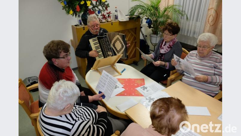 Eifrig probten zirka 30 Seniorinnen und Senioren des Caritas-Altenheimes St. Josef in Pressath mit „Animateur“ Günther Hösl (links) die Wiegenlieder ein, die am Heiligen Abend in der Hauskapelle gesungen werden. Bild: do