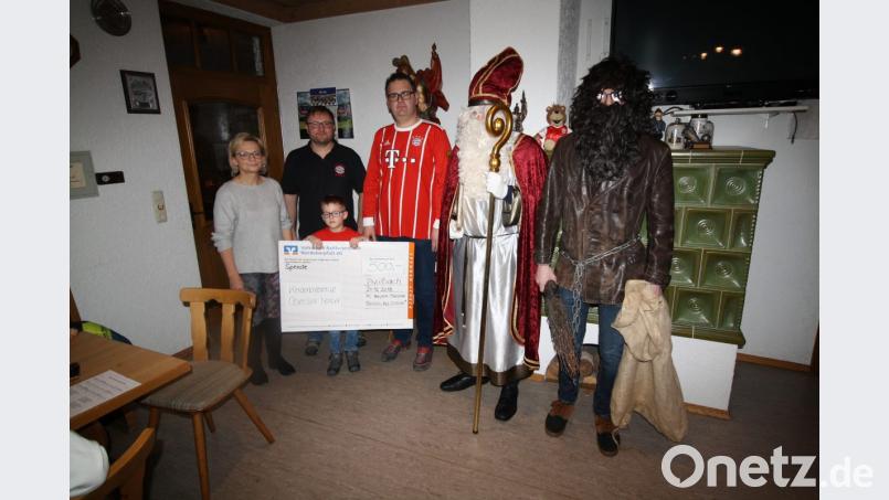 Ein Dankeschön von &quot;Kinderkrebshilfe&quot;-Vorstandsmitglied Waltraud Wagner (links) und ein Lob von Nikolaus und Krampus empfing der Preißacher FC-Bayern-Fanclub &quot;Red October&quot; (Dritter von links: Vorsitzender Stefan Hader) für seine 500-Euro-Spende. Bild: bjp Bild: bjp
