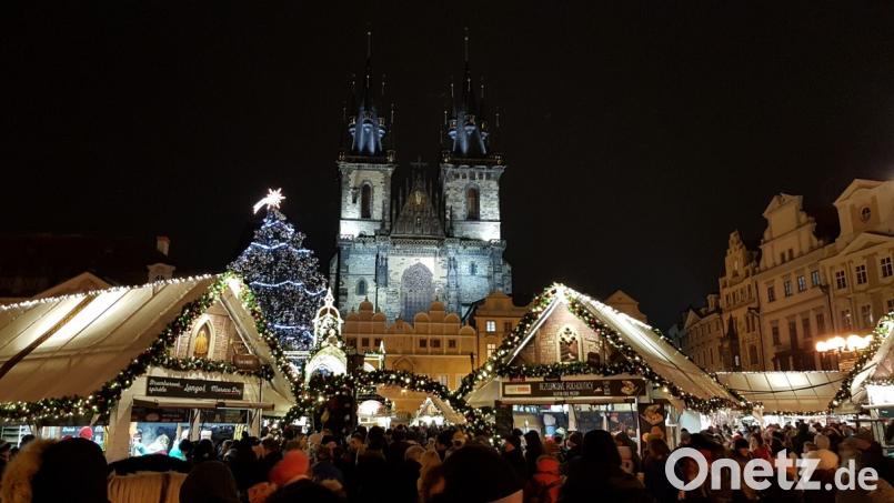 Prags größter Weihnachtsmarkt auf dem Altstädter Ring verzaubert immer wieder aufs Neue. Traditionelle kulinarische Wünsche gehen mit regionalen Spezialitäten in Erfüllung, welche auch die Teilnehmer der CeBB-Kulturtour genossen. Bild: eib