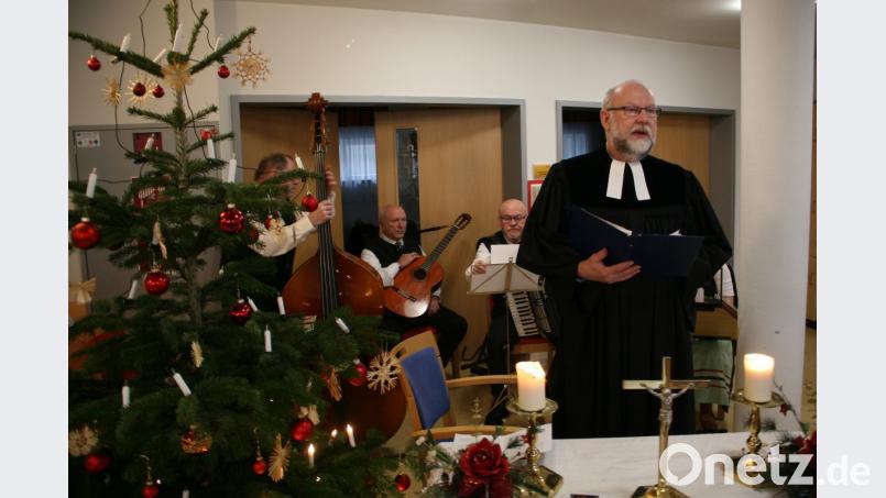 Die Adventsandacht gestaltet der evangelische Geistliche Martin Schlenk. Begleitet wird die Feier von der Stubenmusik aus Friedenfels. Bild: wro
