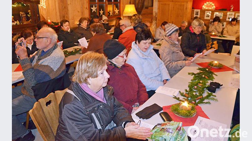 Festlich und gemütlich zugleich ist die Scheune bei der Adventsandacht eingerichtet. Bild: ü