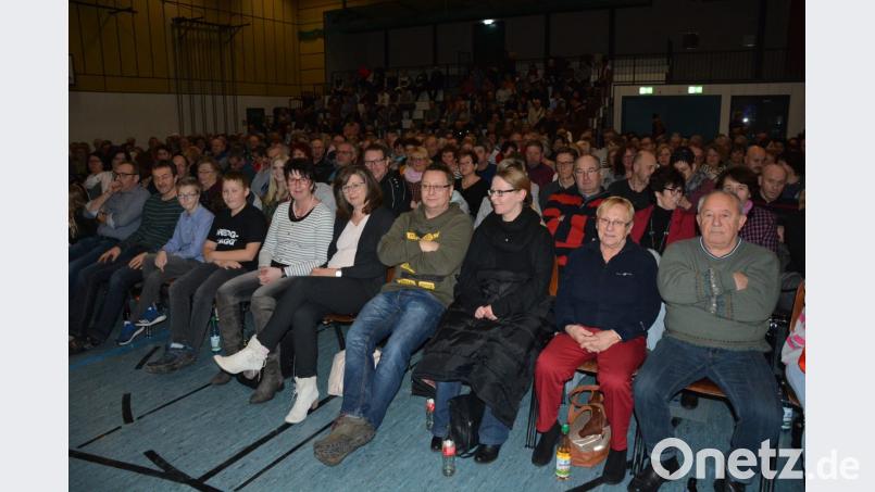 Gut fünfhundert Besucher kamen am Freitagabend zu Michl Müller in die Mitterteicher Mehrzweckhalle. Bild: jr
