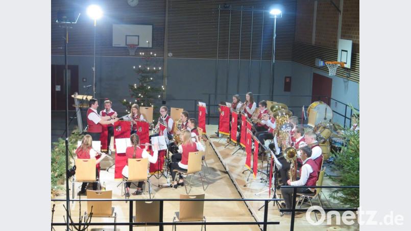 Keine Schwierigkeiten hat die Jugendblaskapelle Kemnath mit den manchmal recht komplexen Rhythmen. Die 18 jungen Musiker sorgen mit Rock, Pop und Weihnachtsliedern für Stimmung. Bild: jzk