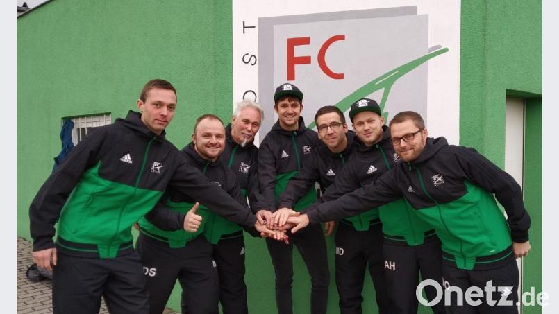 Für die Fußballabteilung des FC Weiden-Ost ziehen sie an einem Strang: (von links) Fabian Frey, Denis Strohbach, Vorsitzender Franz Bäumler, Florian Gillitzer, Marc Diener, Andreas Heller und Martin Oppitz. Nicht auf dem Bild ist Dominik Forster. Bild: exb/Lukas Stark