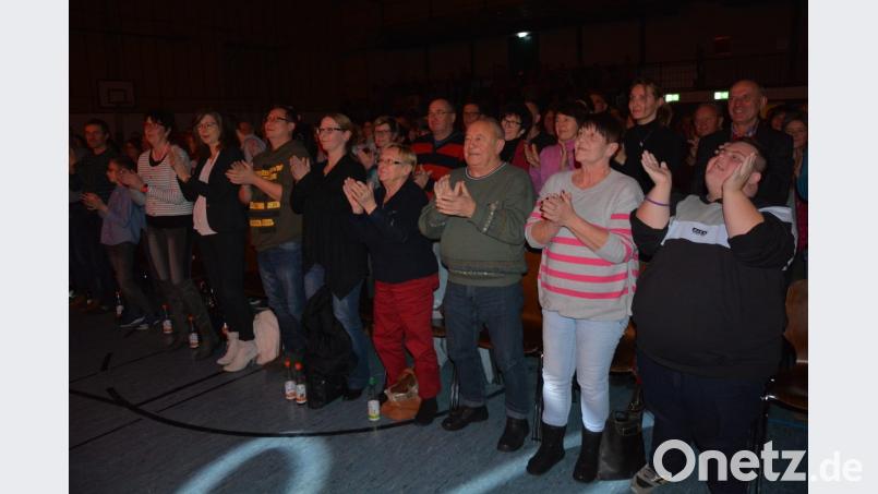 Zum Schluss der gut dreistündigen Show gibt es Standing Ovations für Michl Müller. Bild: jr
