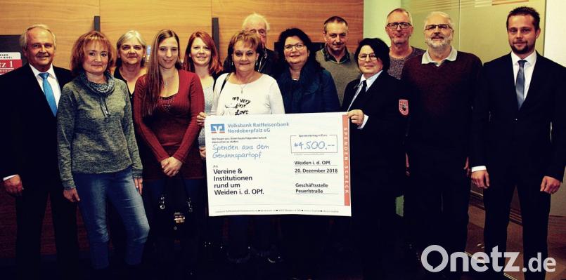 Filialleiter Oswald Löffler freut sich mit den Vertretern der Vereine und Schulen über den Spendenbetrag. Bild: R. Kreuzer