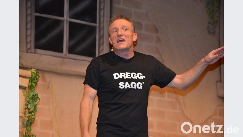 Einen bestens aufgelegten Michl Müller erleben die Zuschauer in der Mitterteicher Mehrzweckhalle. Scharfsinnig nimmt der Comedian Aktuelles aus Politik und Gesellschaft aufs Korn. Er kommt sympathisch, gewohnt lebensnah und authentisch rüber. Seine Fans sind begeistert. Bild: jr