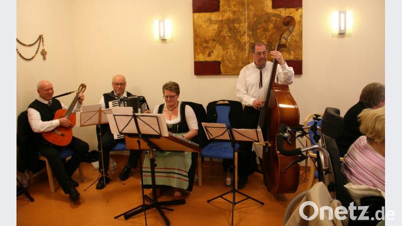 Die Stubnmusik aus Friedenfels umrahmt den vorweihnachtlichen Nachmittag im Senioren-Servicehaus. Bild: wro