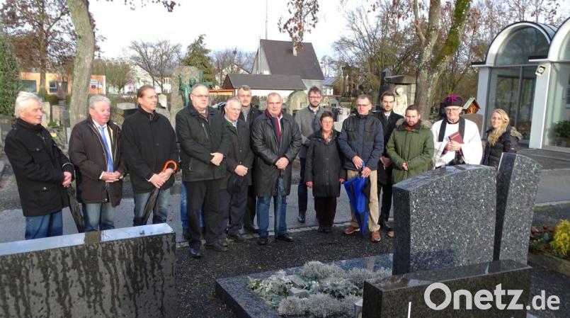 Die CSU gedenkt ihrer verstorbenen Pateifreunde zum Jahresende auf dem Stadtfriedhof, hier am Grab von OB Hans Schröpf, der 2012 verstarb. Bild: Dobmeier