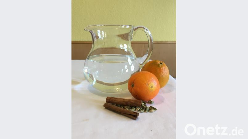 Ein mit Gewürzen aromatisiertes Wasser fördert die Verdauung besser als ein Kräuterschnaps. Bild: ihl