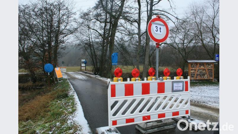 Aus Sicherheitsgründen bleibt die Waldnaab-Brücke bei der Hammermühle für schwere Fahrzeuge auch weiterhin gesperrt. Bild: wro