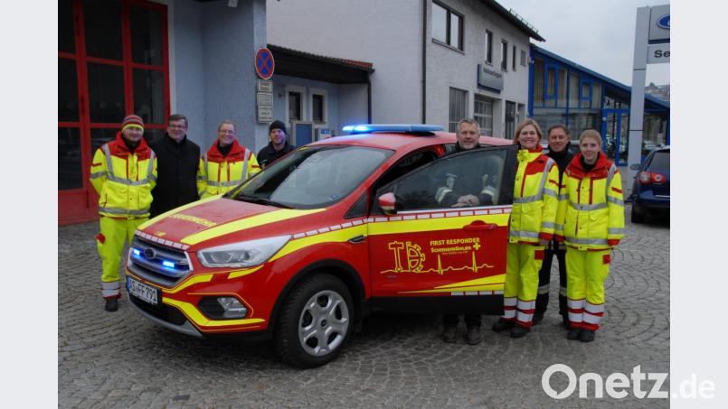 Das neue Einsatzfahrzeug mit Bürgermeister Peter Braun (Zweiter von links) und den beiden Kommandanten Jürgen Ehrnsberger (an der Fahrertür) und Mathias Huger (Zweiter von rechts). Bild: pop