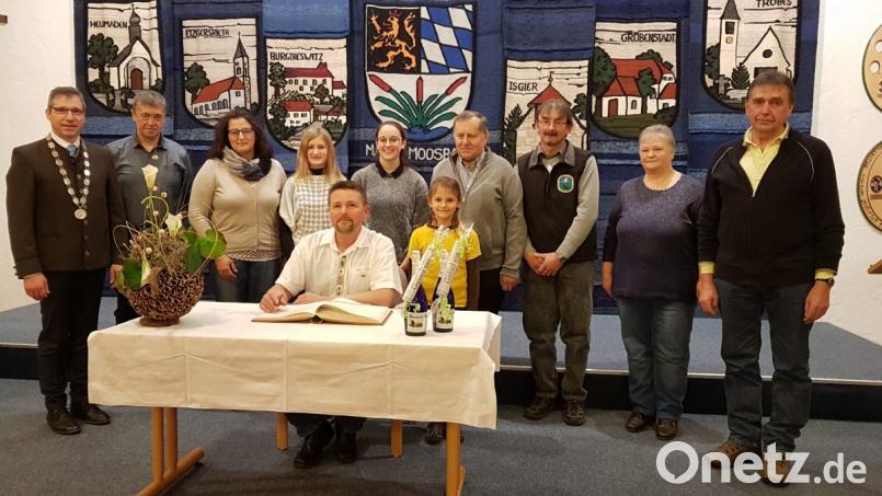 Matthias Sauer trug sich in das Goldene Buch des Markts Moosbach ein. Darüber freuen sich Bürgermeister Hermann Ach (links) und die Vertreter des Kleintierzuchtvereins Vohenstrauß. Bild: gi