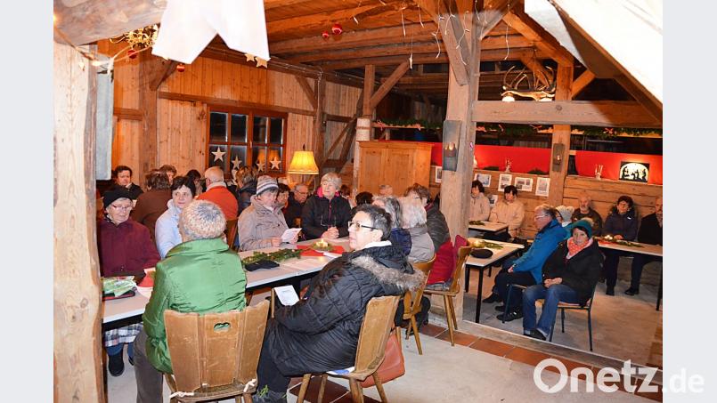 Festlich und gemütlich zugleich ist die Scheune bei der Adventsandacht eingerichtet. Bild: ü