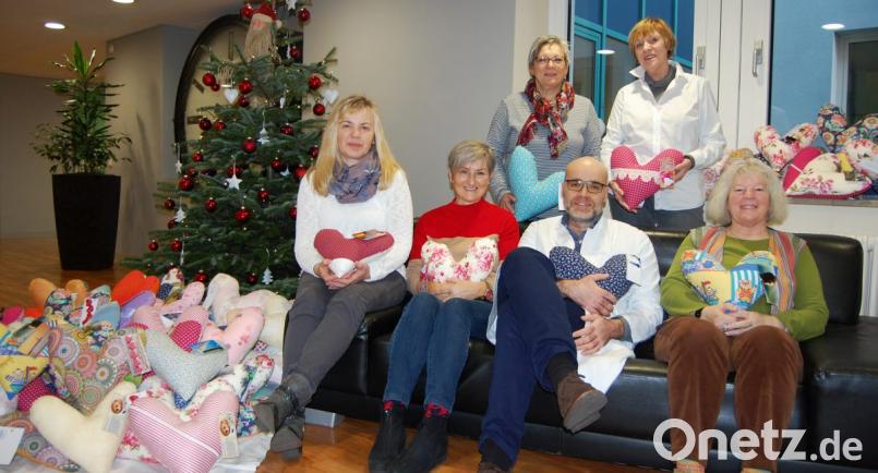 Insgesamt 152 Herzkissen haben die Vertreterinnen des Kneippvereins Fensterbachtal mitgebracht, um sie Dr. Thomas Papathemelis zu überreichen. Bild: Klinikum/Uschold