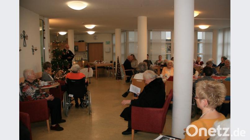 Adventsfeier im Senioren-Servicehaus Fuchsmühl mit Pfrarrer Martin Schlenk und der Stubenmusik aus Friedenfels. Bild: wro