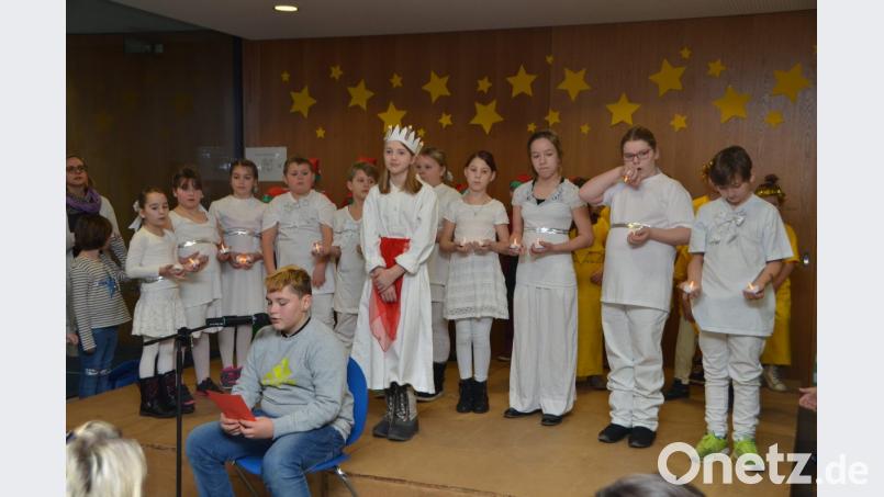 Lichterkinder umringten die heilige Lucia, die Kerzen auf ihrem Haupt trug. Bild: dob