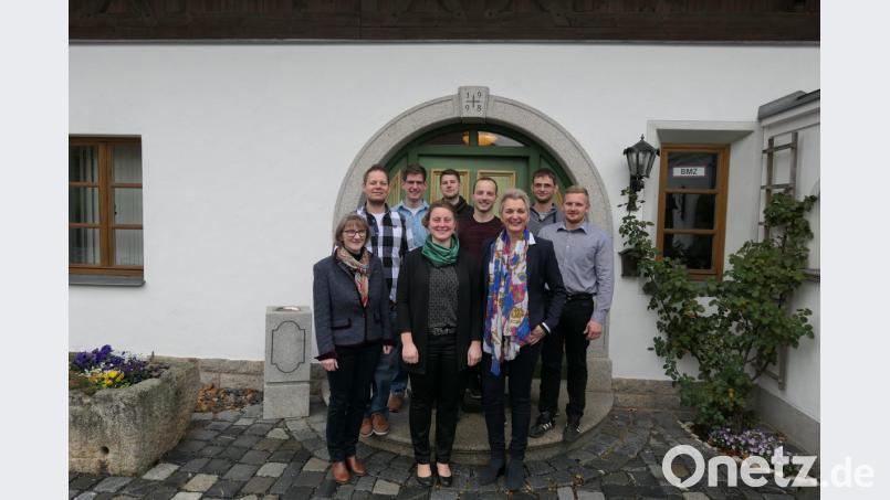 Die für die nächsten fünf Jahre neu gewählte Vorstandschaft des Ehemaligen-Verbandes der HLS Almesbach: (von links) Christine Bauer, Sebastian Hösl, Christian Köllner, Judith Schlosser, Florian Kraus, Markus Weiß, Petra Hager, Johannes Bauer und Josef Marzi. Bild: exb