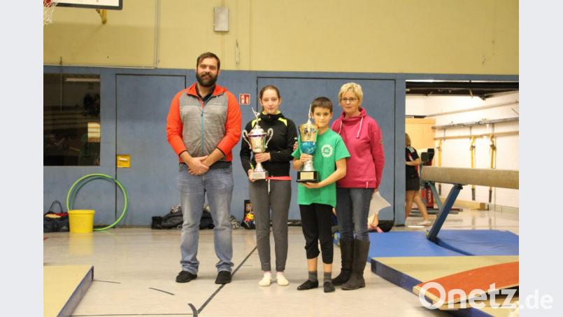 Mit dem Albert-und-Brigitte-Zeidler-Pokal wurden heuer Hannah Schultes und Gabriel Schicker ausgezeichnet. Im Bild (von links): ATSV-Vorsitzender Jürgen Steinhauser, Hannah Schultes, Gabriel Schicker und Abteilungsleiterin Anneliese Kühn. Bild: hä