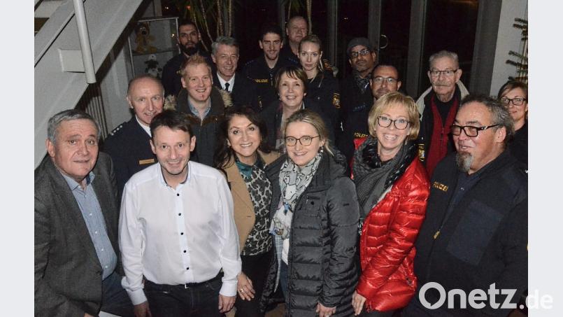 Den Diensthabenden am Wochenende und den Feiertage danken OB Kurt Seggewiß (links), Annette Karl (Zweite Reihe, Dritte von links) und die SPD-Stadträte. Bei der Polizeiinspektion hören sie von vielen Veränderungen. Bild: Kunz