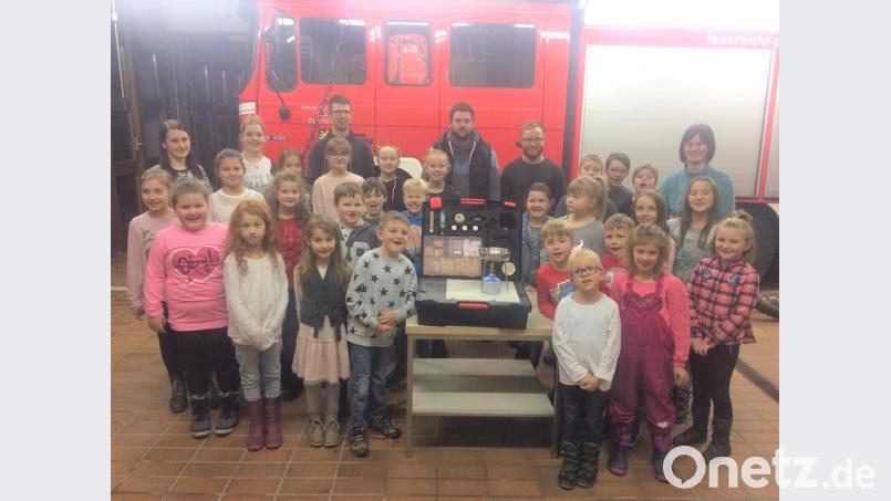 Bild zeigt die Übergabe der Sachspende an die Kinderfeuerwehr durch die JU-Abordnung. Bild: tu